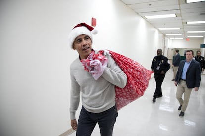 Barack Obama durante la entrega de regalos a los pacientes en el Centro Médico Nacional de Niños hoy, en Washington DC.