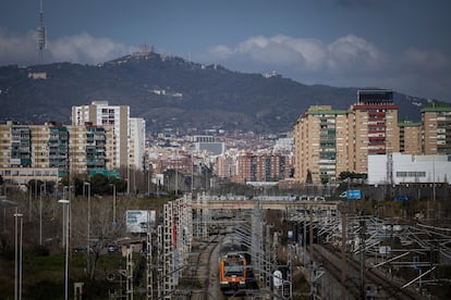 Un tren de Rodalies Renfe de la linea R2 circula por las vías del tren a su paso por la Zona Franca.