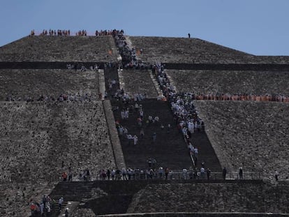 Turistas em Teotihuacán, durante o equinócio da primavera.