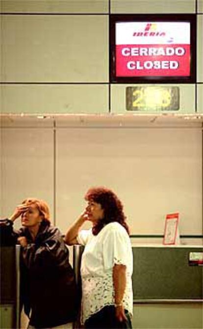 Dos pasajeras esperan en el aeropuerto de Barajas.