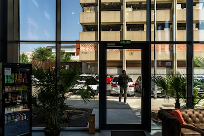 Un cliente en la puerta del hotel Bestprice Alegría.