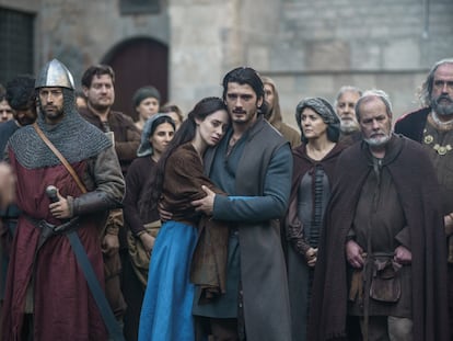 En el centro, Elena Rivera y Yon González en un momento de 'Los herederos de la tierra'.