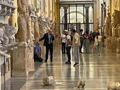 Imagen de los bustos destrozados en los Museos Vaticanos.