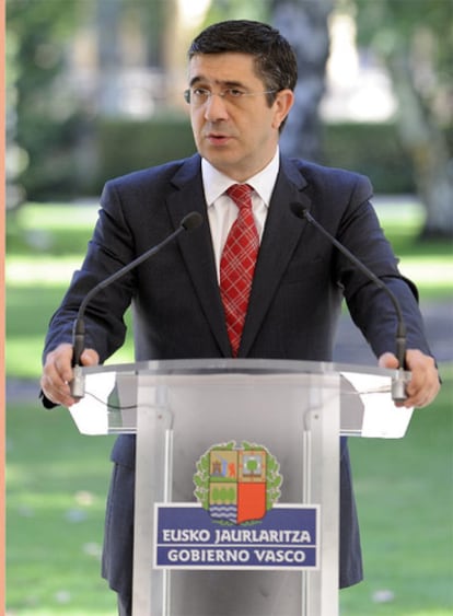 Patxi López, en un momento de su comparecencia institucional en los jardines de Ajuria Enea.