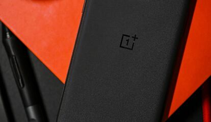 Logotipo de OnePlus en la trasera de un móvil