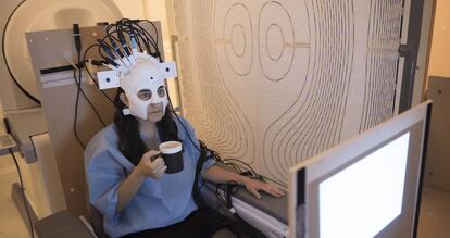 Una mujer hace un experimento con dispositivo de magnetoencefalografía