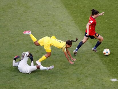 Lucía García supera a dos jugadoras sudafricanas para anotar el tercer gol.