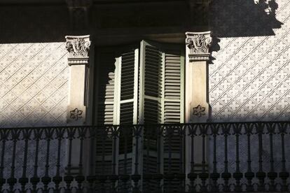 Ventana de la finca situada en la calle de Balmes, n&uacute;mero 88.