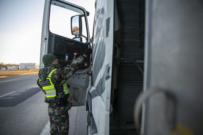 Un soldado lituano, haciendo controles en la frontera con Polonia.