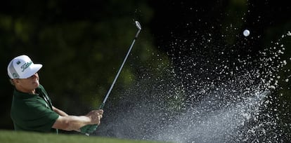 Charley Hoffman golpea la bola desde un búnker en el hoyo 18.