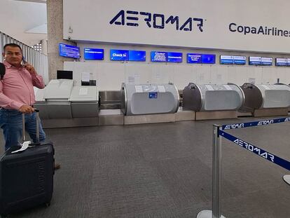 Un hombre en el módulo de Aeromar en el Aeropuerto Internacional de la Ciudad de México, el 15 de febrero de 2023.