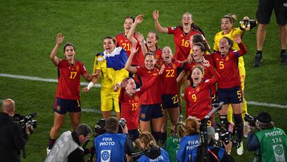 Las jugadoras de la selección española de fútbol celebran su victoria del Mundial, este domingo en Sídney.
