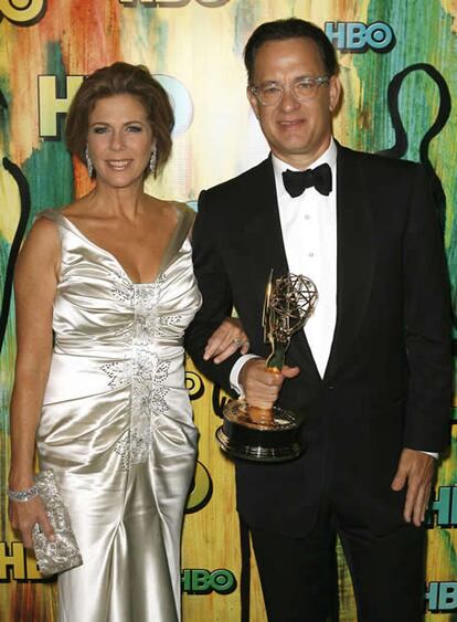 Tom Hanks, junto a su mujer Rita Wilson, sostiene el Emmy que ganó por la serie <i>John Adams</i>. Ambos posan a la entrada de la fiesta que montó HBO después de la ceremonia de entrega en Los Ángeles