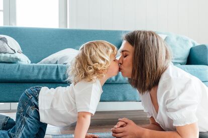 La familia debe involucrarse en la educación de su hijo y fomentar una crianza en la que no se dan besos o abrazos si no apetece. 