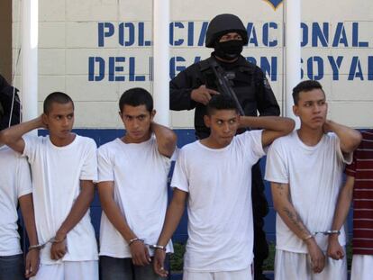 Miembros de la Mara Salvatrucha tras su detenci&oacute;n, en diciembre.