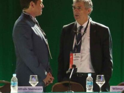 Villar conversa con Alejandro Domínguez.