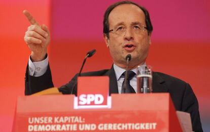 Francois Hollande, el candidato socialista a las presidenciales francesas,, ayer en Berl&iacute;n  