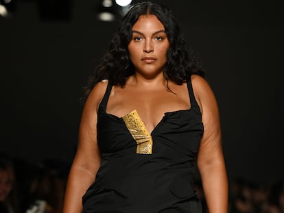 Paloma Elsesser desfilando para 16Arlington en la semana de la moda de Londres.