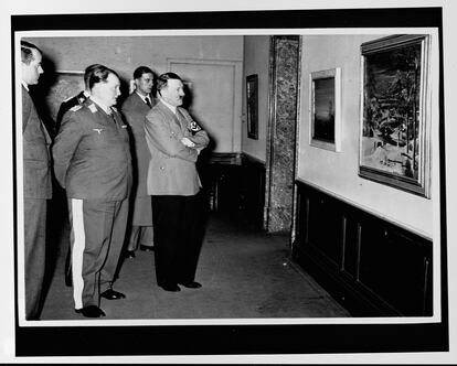 Hermann Goering y Adolf Hitler examinan una pintura en lo que probablemente sea la exposición 'Entartete Kunst' ('Arte degenerado') realizada por el partido nazi con la intención de ilustrar que muchos artistas eran indignos de la "raza superior".