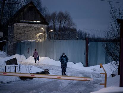 Un funcionario del servicio penitenciario federal ruso camina frente a la colonia penal IK2, cerca de la ciudad de Pokrov, el 1 de marzo.