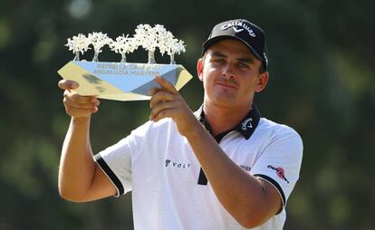 Christian Bezuidenhout levanta el trofeo que le acredita como ganador del Torneo de Valderrama.