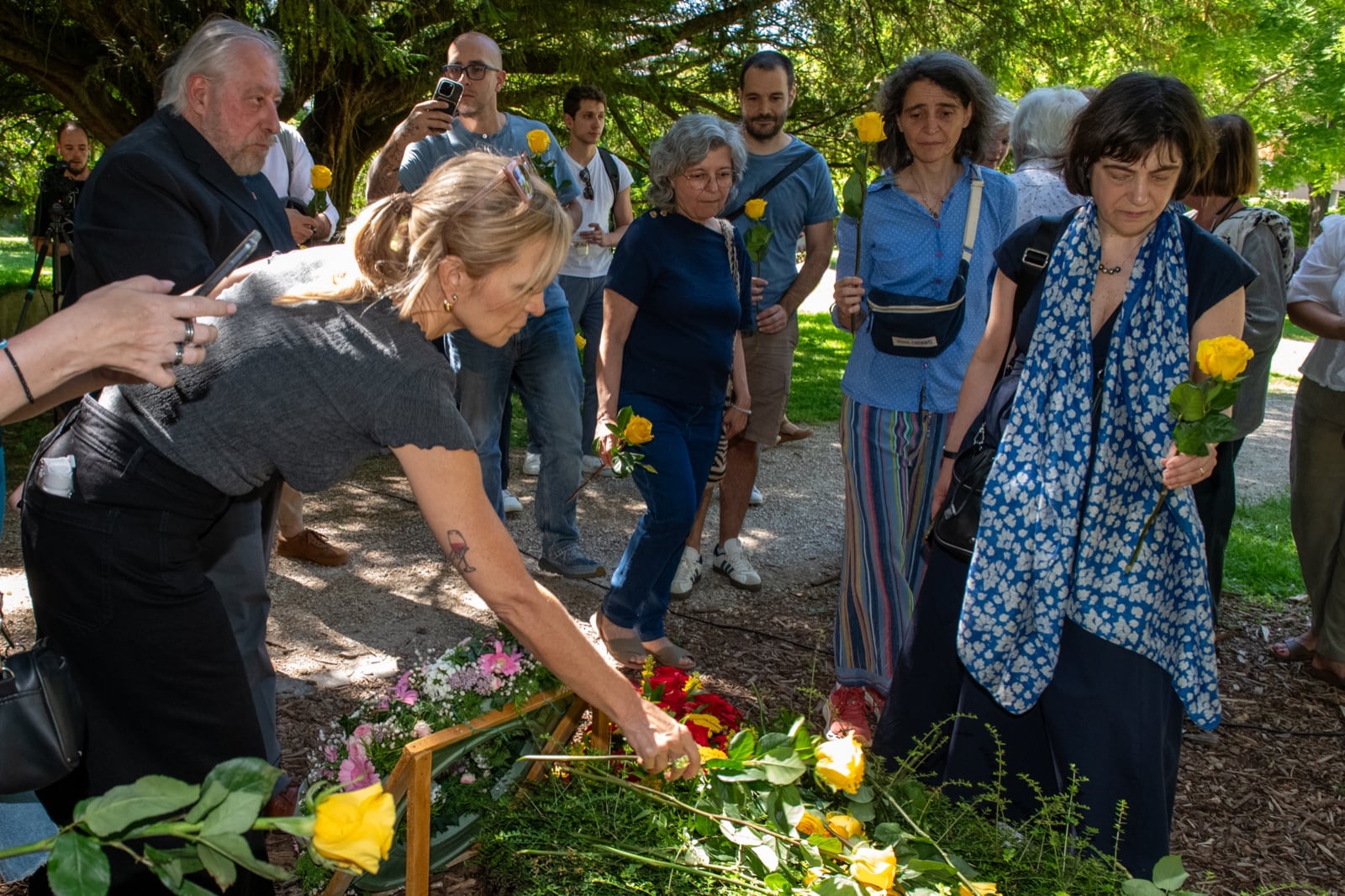 Cuarenta flores amarillas por la muerte de Borges