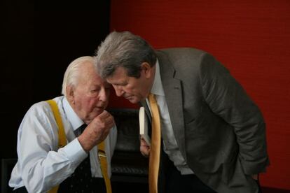 Tom Sharpe (izquierda), y Jorge Herralde en la última presentación del escritor para Anagrama, en 2009.