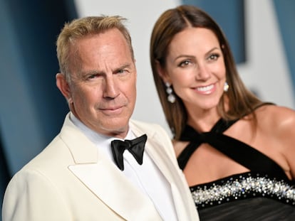 Kevin Costner y Christine Baumgartner en los Oscars marzo 2022 en Beverly Hills, (California).