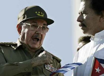 Raúl Castro (izquierda) con Daniel Ortega, presidente de Nicaragua, durante el desfile de ayer en La Habana.