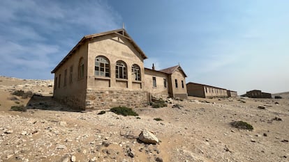 Uno de los edificios abandonados del antiguo pueblo minero de Kolmanskop (Namibia).