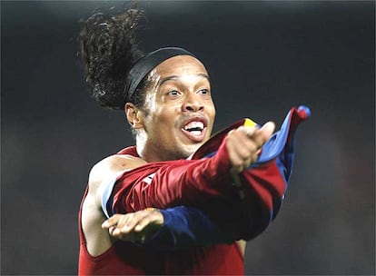 Ronaldinho celebra el cuarto gol azulgrana