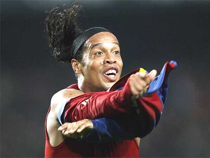 Ronaldinho celebra el cuarto gol azulgrana