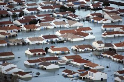 Vista aérea de la localidad de L&#39;Aiguillon sur Mer, al suroeste de Francia, inundada por la subida de la marea.