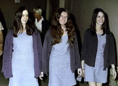 Tres miembros de la Familia de Charles Manson se dirigen al tribunal que las juzgaría por múltiples asesinatos. De izquierda a derecha: Susan Atkins, Patricia Krenwinkel y Leslie Van Houten