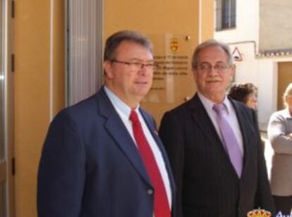 Villamayor (i), junto al subdelegado del Gobierno, Miguel Lacruz, en una foto de 2011.