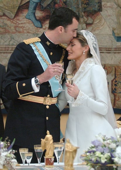 El príncipe Felipe y Letizia Ortiz, vestida de Pertegaz, se casaron en la catedral de La Almudena el 22 de mayo de 2004. Un enlace que estuvo marcado por la lluvia y también por el recuerdo a las víctimas del atentado del 11 de marzo. 