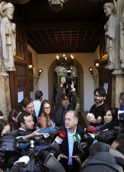 El candidato del PSdeG a la Presidencia de la Xunta, Joaquín Fernández Leiceaga  atiende a los periodistas tras depositar su voto.