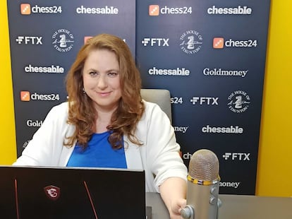 Judit Polgar durante una de las retransmisiones en directo del Mundial de Dubái para Chess24,