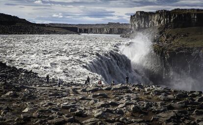 Excursionistas en la cascada Dettifoss, en el norte de Islandia.