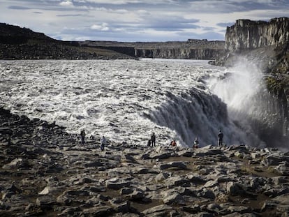 Excursionistas en la cascada Dettifoss, en el norte de Islandia.