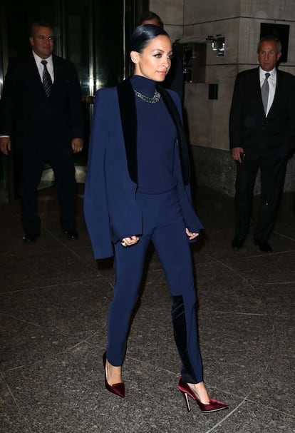 Para asistir a un programa de televisión y promocionar su reality show, Nicole Richie eligió un estilismo más sobrio y formal de lo que nos tiene acostumbrados. El traje azul marino lo fima SAFiYAA y los zapatos burdeos son el modelo 'Ari' de Jimmy Choo.