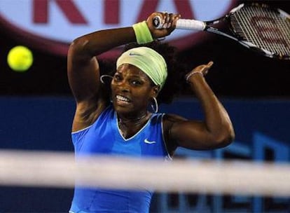 Serena Williems golpea la pelota durante el partido contra Dementieva.