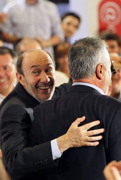 Rubalcaba (izquierda) y Griñán, ayer en Sevilla.