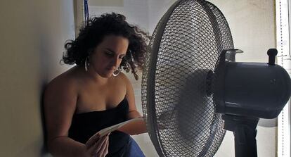 Contra el calor sofocante de este verano, ventiladores y aire acondicionado. 