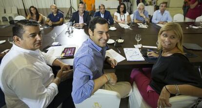 Juan Manuel Moreno, en el centro, durante la reunión en Jerez.