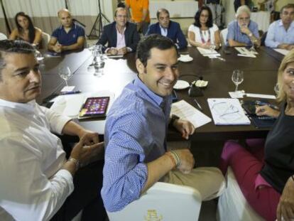 Juan Manuel Moreno, en el centro, durante la reuni&oacute;n en Jerez.