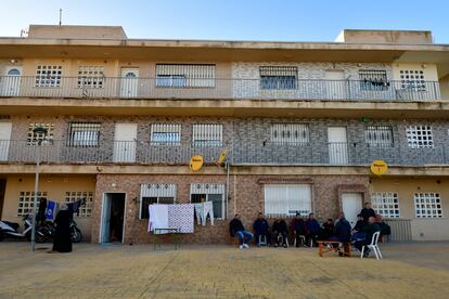 Familiares y amigos se reúnen en la casa del menor de ocho años hallado muerto en la barriada Loma Colmenar de Ceuta.