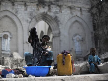 Una mujer lava la ropa sentada entre las ruinas de una antigua catedral católica en Mogadiscio (Somalia), al huir de su casa por la peor sequía de los últimos 60 años en el Cuerno de África.