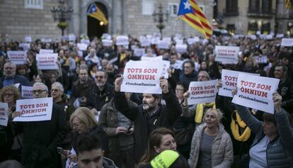 Desenes de persones entre els concentrats a la plaça Sant Jaume