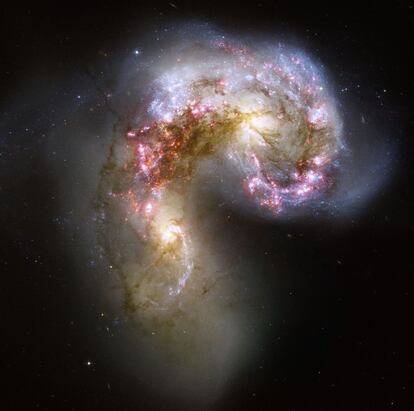 Las dos galaxias espirales Antena están, en colisión, fotografiadas por el telescopio espacial `Hubble´.
